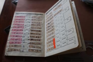 Mitgliedsbuch der Deutschen Arbeitsfront DAF einer Frau aus Cottbus - defekt